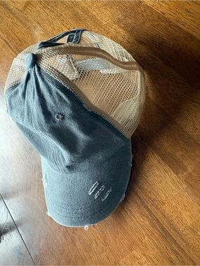 Basic gray/tan hat